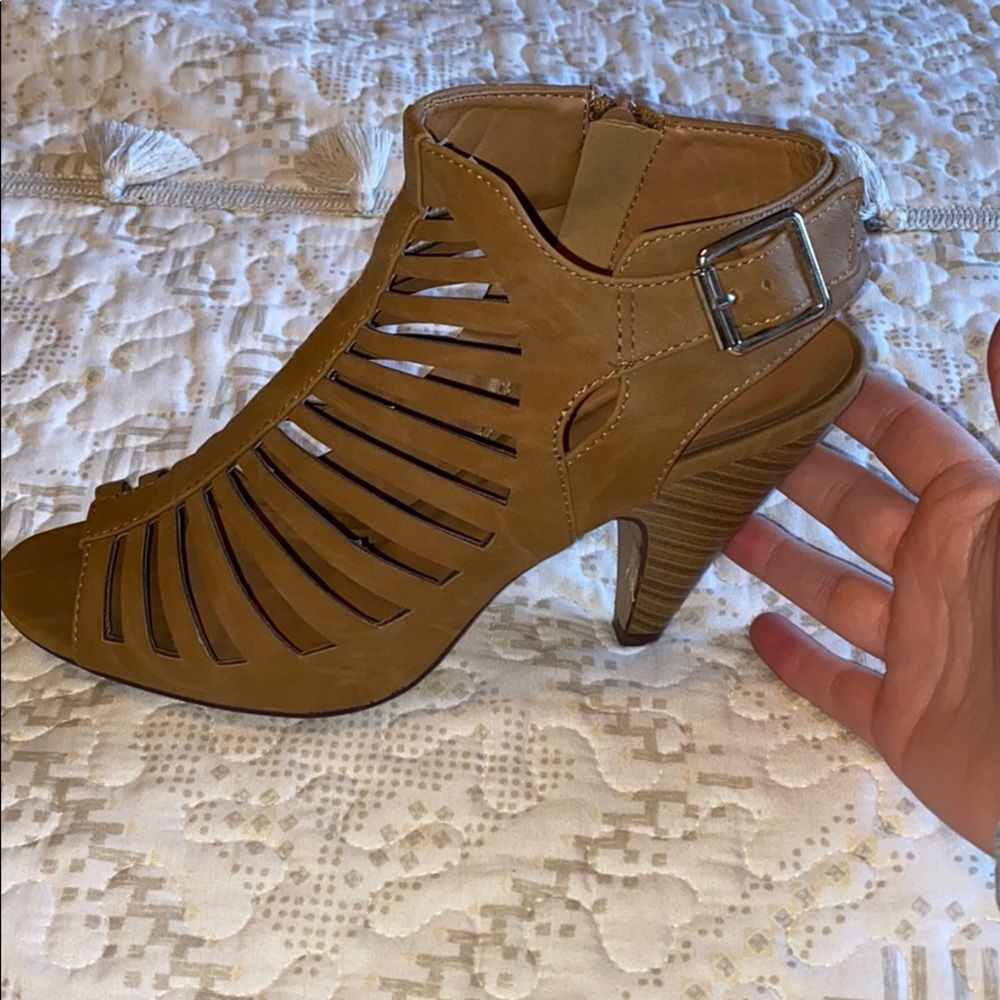 TAN HEELED SANDALS SIZE 9